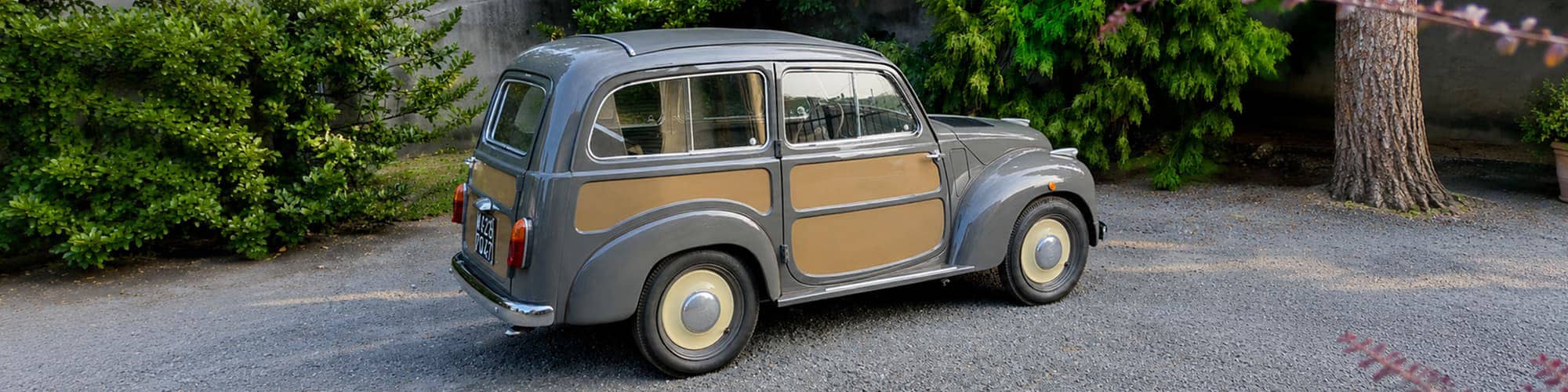 Fiat 500 Topolino Giardiniera grigia d'epoca completata dopo un restauro professionale della carrozzeria e delle fiancate.